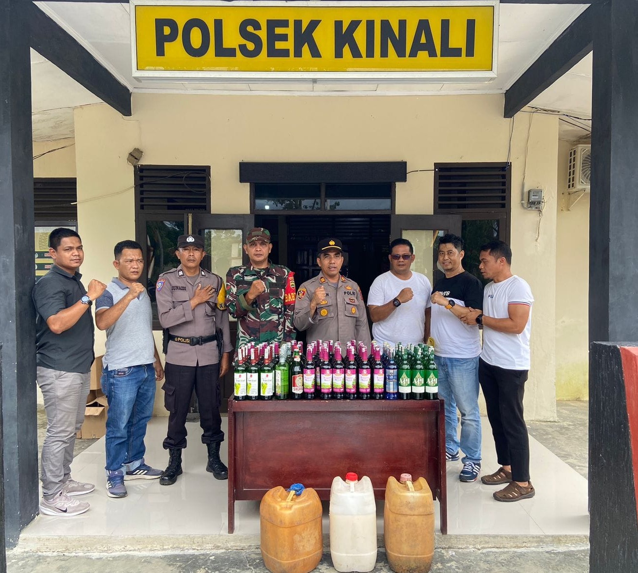 Tim gabungan Polsek Kinali lakukan razia miras menjelang tahun baru dan berhasil menyita sejumlah minuman keras sebagai barang bukti
